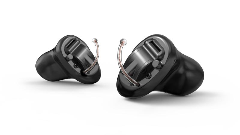 Schwarze In-Ear-Hörgeräte mit moderner Technik zur unsichtbaren Unterstützung beim Hören.